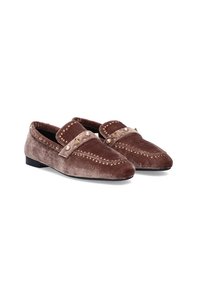 Mocasines de terciopelo marrón con punta afilada, presentan una correa decorativa adornada con tachuelas y costuras a lo largo del borde. Suela plana.