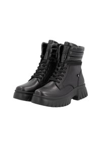 Botas negras hasta el tobillo con un exterior de cuero liso, cuello acolchado, parte delantera con cordones y suelas gruesas y resistentes. Acentos mínimos visibles.