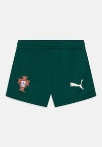 Zelena športna kratka hlače z elastičnim pasom. Na levi strani ima emblem zastave Portugalske, na desni pa bel logo Puma.