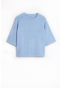 Maglione azzurro chiaro a maniche corte realizzato in tessuto morbido e strutturato. Presenta una scollatura rotonda e maniche raglan, con una vestibilità ampia e comoda.