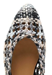 Zapato de tacón trenzado con punta afilada, fabricado con texturas de cuero en tonos negro, beige y gris, con diseños recortados para una mejor transpiración.