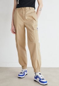 HUGO - HISUNE - Pantaloni cargo - open beige Immagine in miniatura 1