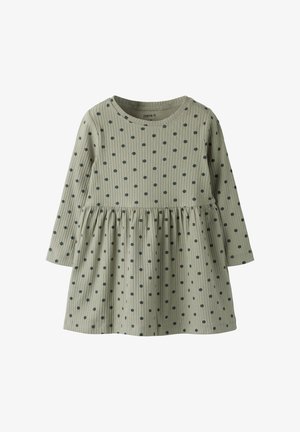 Sukienka z długim rękawem w oliwkowej zieleni z pionową prążkowaną teksturą, zdobiona granatowymi groszkami i marszczoną spódnicą w pasie.