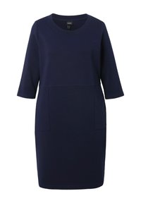 Navyblaues Kleid mit Dreiviertelärmeln, rundem Ausschnitt, zwei Fronttaschen und einer weichen, glatten Stoffstruktur.