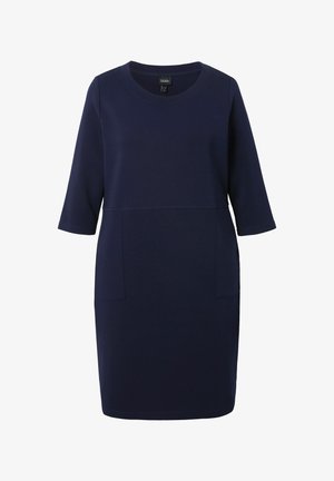 Navyblaues Kleid mit Dreiviertelärmeln, rundem Ausschnitt, zwei Fronttaschen und einer weichen, glatten Stoffstruktur.