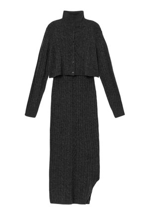 Dunkelgraues, gestricktes Kleid mit langen Ärmeln, einem Stehkragen und einem gekürzten, geknöpften Überwurf. Es verfügt über eine gerippte Textur und einen seitlichen Schlitz.