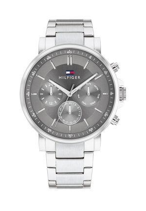 Silberne Metallarmbanduhr mit grauem Zifferblatt, drei Hilfszifferblättern für 24-Stunden-Anzeige, Tag und Datum sowie Hilfiger-Logo unter dem 12-Uhr-Markierung.