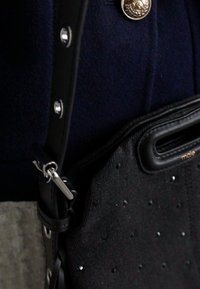 Maje Soma ar siksnu pāri ķermenim - noir