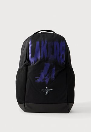 Sac à dos noir des Los Angeles Lakers avec un lettrage graphique violet, une poche avant zippée, une poignée supérieure et des poches latérales en maille.