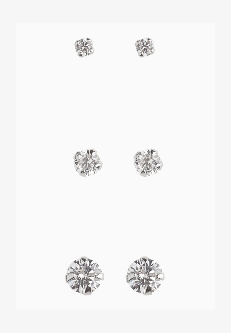 Ensemble de quatre boucles d'oreilles en cristal transparent, avec une forme ronde à multiples facettes, disponibles en tailles petites et moyennes, montées sur métal argenté.