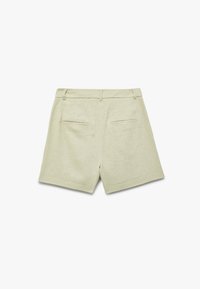 Pantaloni corti in misto lino verde chiaro, con due tasche posteriori, vita con passanti per la cintura e orlo dritto. Tessuto testurizzato.