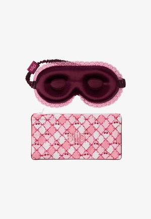 Bordeaux zijden slaapmasker met kantafwerking, vergezeld van een roze draagtas met een diamanten patroon en een slip-logo.
