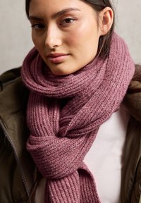 Gebreide sjaal met een zachte, geribbelde textuur in een gedempt mauve kleur. Losjes gewikkeld, is het gemaakt van dik garen, dat warmte en comfort biedt.
