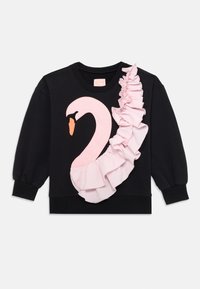 Sweatshirt preto com um grande gráfico de um cisne rosa, apresentando um detalhe em rosa franzido ao longo de um dos lados. Mangas longas com punhos franzidos.