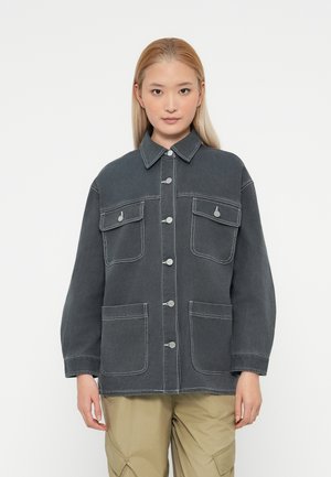 Veste en denim gris foncé avec un col, fermeture à boutons et deux poches avant. Présente des coutures contrastées et une coupe décontractée.