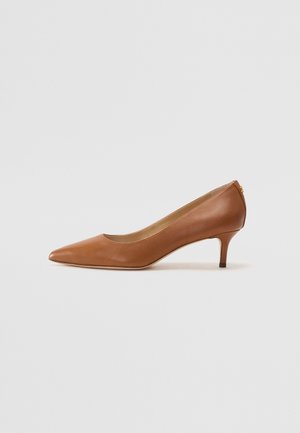 Escarpin en cuir marron à bout pointu avec un petit talon kitten sur fond blanc uni.