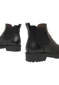 Stivali Chelsea in pelle nera, con pannelli laterali elastici, suola texturizzata e una linguetta sul retro per una facile calzata.
