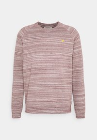 Maglione a maniche lunghe con scollo rotondo di colore bordeaux con strisce orizzontali grigio chiaro. Presenta un piccolo logo giallo sul lato sinistro del petto. Texture morbida.