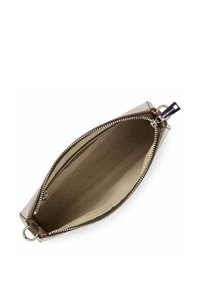 Borsa a tracolla trasparente con un esterno lucido e liscio e hardware argentato. Chiusura con zip con attacco ad anello, la vista aperta rivela un interno beige.