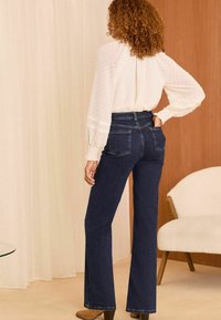 Love & Roses HIGH WAIST LEG PLAIT POCKET  - Platėjantys džinsai - dark wash blue
