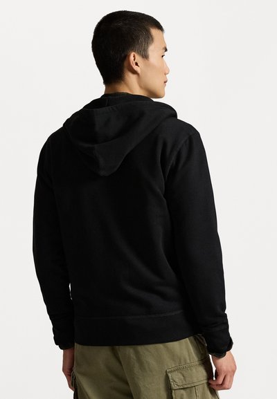 Mustat hupparit, jotka on valmistettu pehmeästä kankaasta, sisältävät kengurutaskun, ribattu hihansuut ja helman. Rakenteellinen ja muotoiltu design.