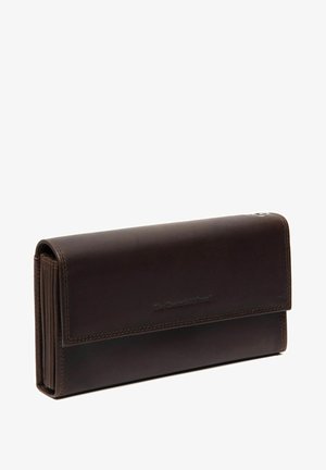 Portefeuille en cuir marron avec une texture lisse, forme rectangulaire et fermeture à rabat. Doté de coutures visibles et d'un logo embossé sur le devant.