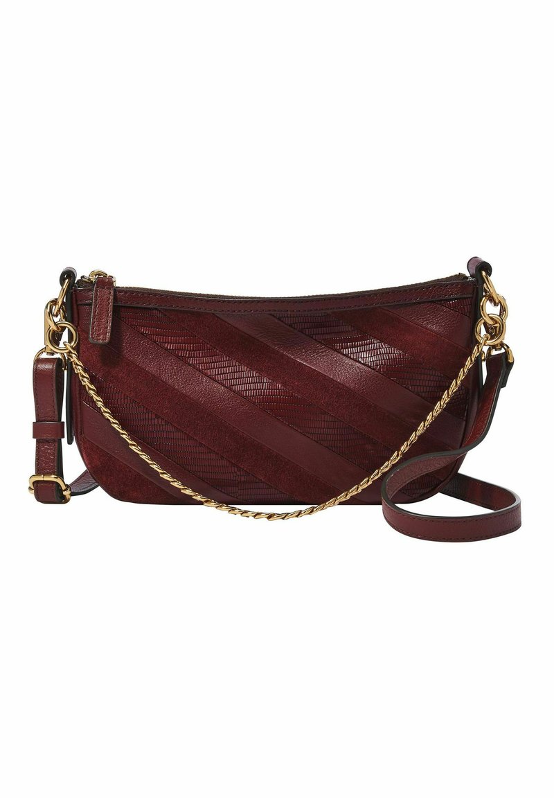 Pochette en cuir bordeaux avec des rayures diagonales texturées, accent en chaîne dorée et bandoulière amovible. Fermeture éclair en haut.