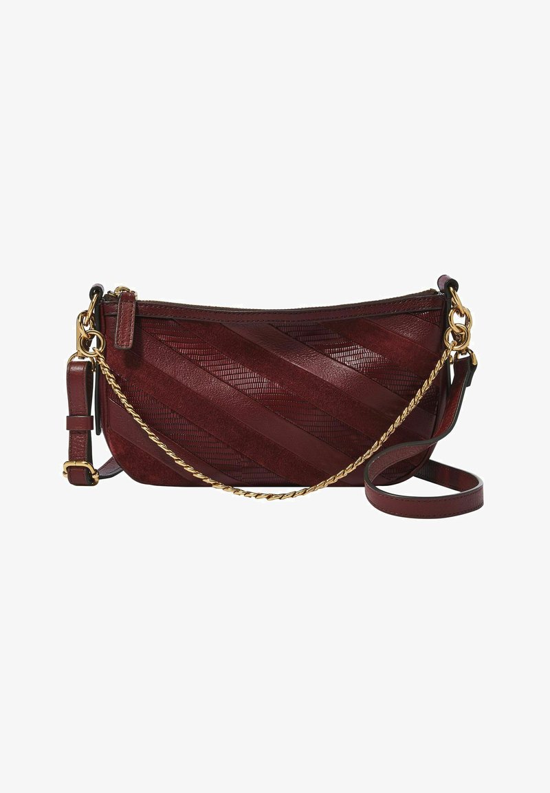 Pochette en cuir bordeaux avec des rayures diagonales texturées, accent en chaîne dorée et bandoulière amovible. Fermeture éclair en haut.