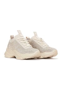 Zapatillas beige con un upper texturizado, adornadas con piedras de estrás plateadas, que cuentan con una suela gruesa y diseño de cordones.