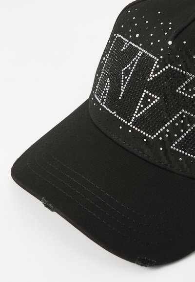Svart caps med stiv brem, med en teksturert overflate prydd med blanke rhinestones og fet skrift.