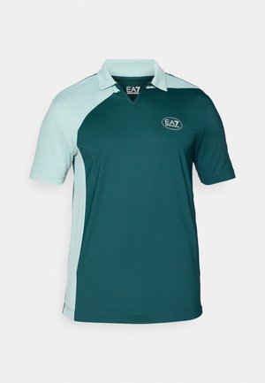 Polo shirt vert foncé avec des accents bleu clair, à manches courtes, col, et en tissu texturé arborant un logo EA7.