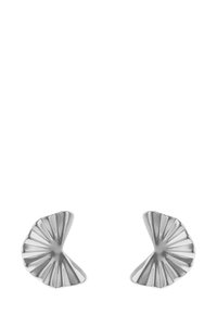 Sølvringer med en vifteformet design, med plissert tekstur og polert finish som reflekterer lys og har skulpturelle designdetaljer.