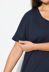 Ulla Popken DECORATIVE SEAM TEE - Jednoduché tričko - marine