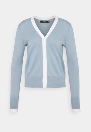 Cardigan azzurro chiaro con scollo a V e patta dei bottoni bianca. Le maniche lunghe presentano polsini bianchi, tessitura morbida a maglia.