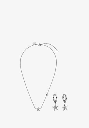 Silberne Schmuckset, bestehend aus einer Halskette mit einem Seesterne-Anhänger und passenden Ohrringen in Form von Seesternen. Polierte metallische Oberfläche.