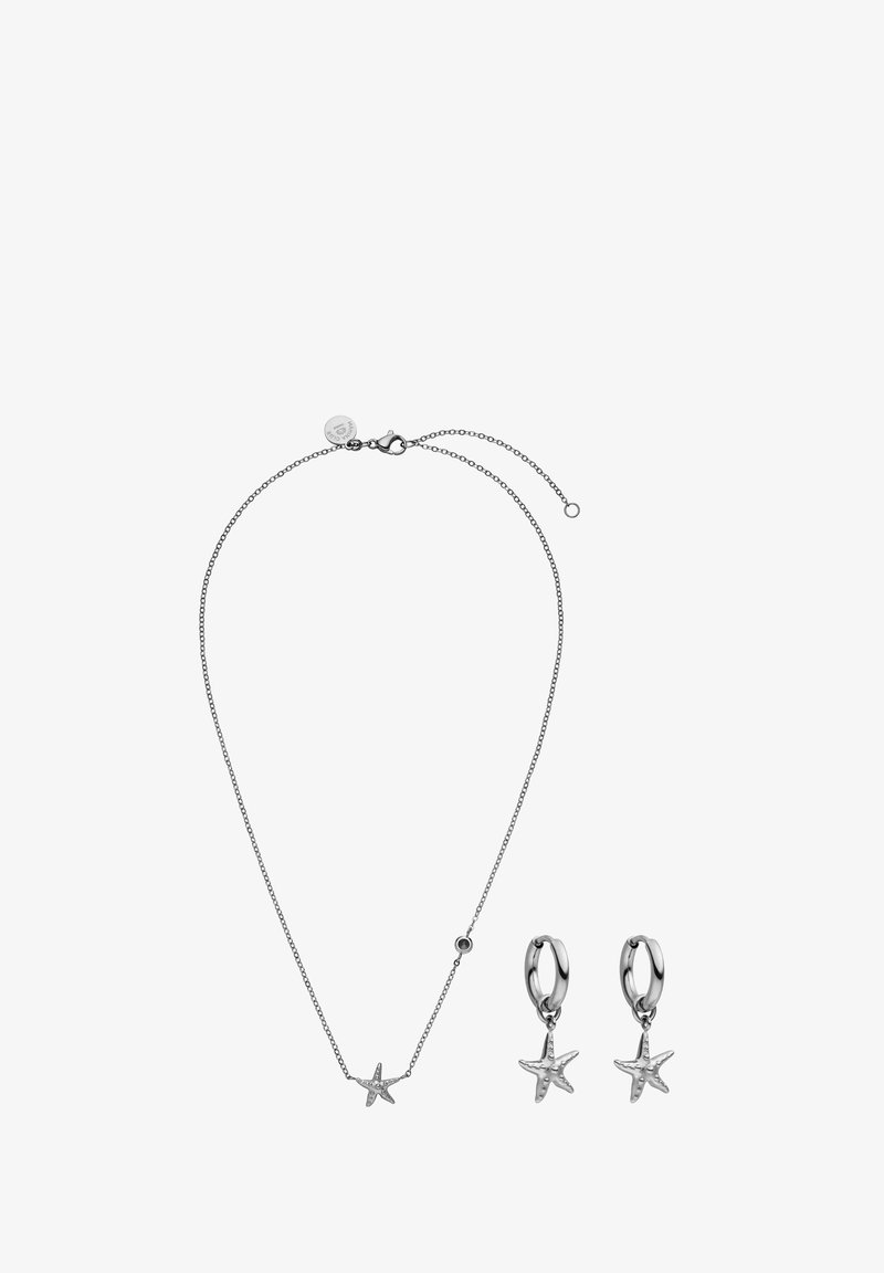 Silberne Schmuckset, bestehend aus einer Halskette mit einem Seesterne-Anhänger und passenden Ohrringen in Form von Seesternen. Polierte metallische Oberfläche.