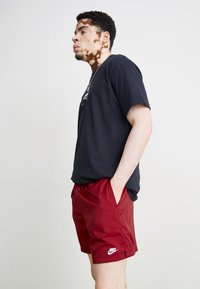 Nike Sportswear CLUB FLOW - Shorts - team red white
