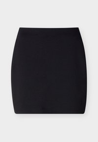 Μαύρη μίνι φούστα με εφαρμοστή γραμμή και διακριτική κεντημένη λογότυπο κοντά στο τελείωμα, εμφανίζεται σε απλό λευκό φόντο.