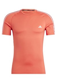 Camiseta atlética ajustada de manga corta en color coral, hecha de una tela suave. Presenta el logo de Adidas en blanco y tres rayas blancas en las mangas.