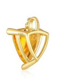 Pendente in oro con una gemma gialla triangolare, caratterizzato da un design a cornice aperta e con la scritta "LGG" incisa sulla montatura in oro.