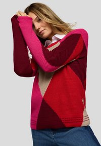 Mehrfarbiger Strickpullover mit geometrischen Diamantmustern in Pink-, Rot- und Beigetönen. Gerippte Bündchen und Saum mit einer lockeren Passform.