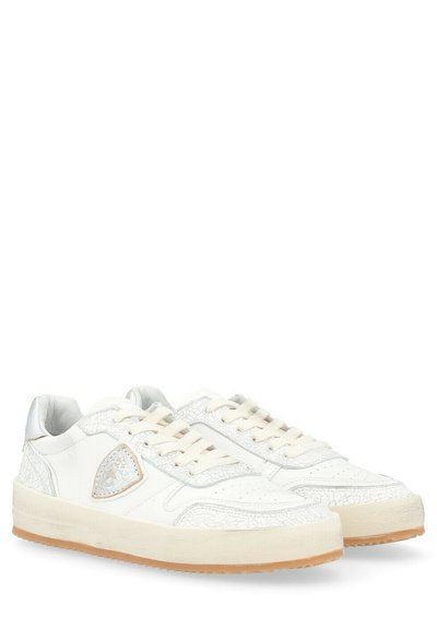 Witte leren sneakers met zilveren accenten, gestructureerde details, ronde neus, rubberen buitenzool en crème veters, met een laag profiel ontwerp.
