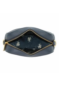 Borsa di pelle blu scuro con una cerniera dorata, con un design interno in tessuto a fantasia. La forma è strutturata e arrotondata nella parte superiore.