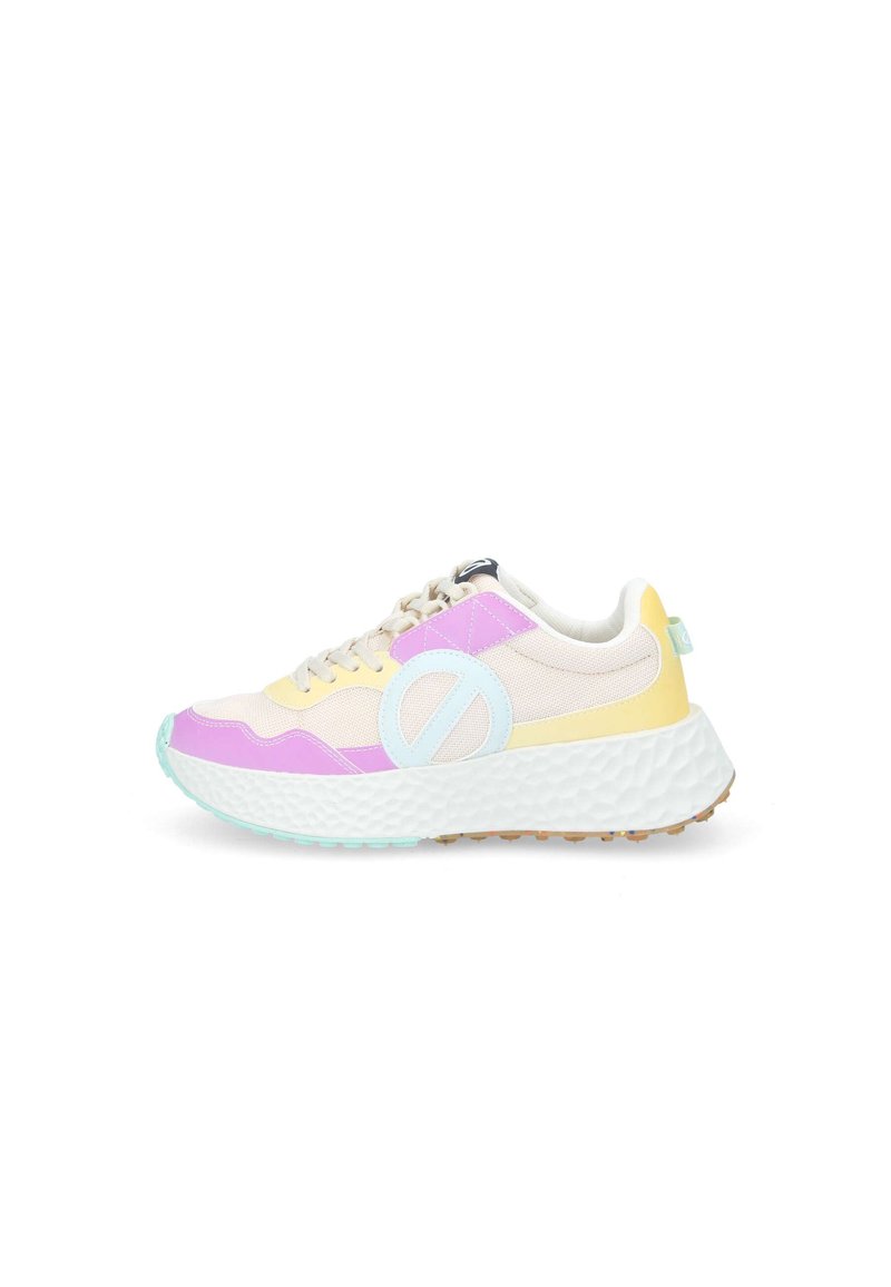 Sneaker con materiali misti: mesh beige, accenti viola, giallo e menta. Suola bianca spessa e testurizzata, dettaglio del logo circolare sul lato.