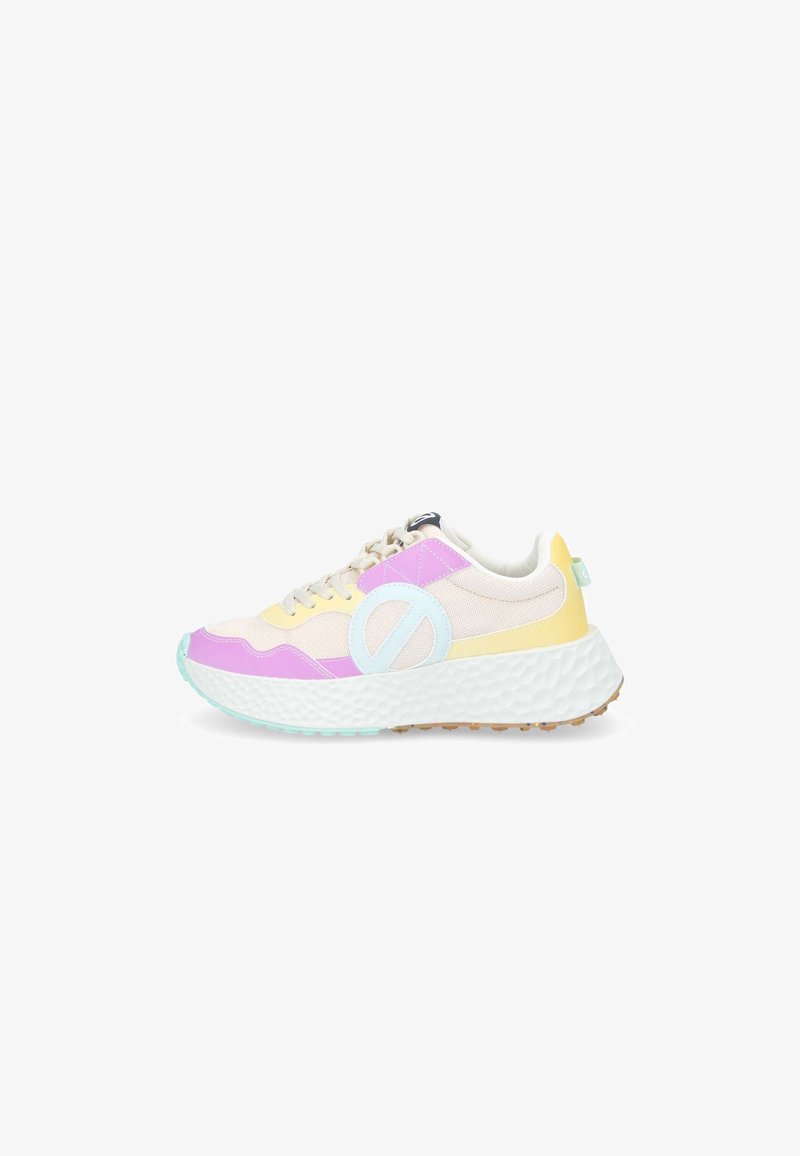 Sneaker aus gemischten Materialien: beiges Mesh, lila, gelbe und mintfarbene Akzente. Klobige weiße Struktursohle, kreisförmiges Logo-Detail an der Seite.