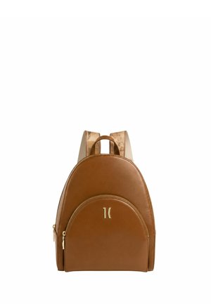 Zaino in pelle marrone con tasca frontale con cerniera, tiretti dorati e spallacci beige con motivo su sfondo bianco.
