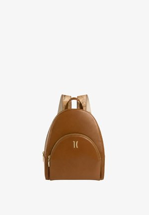 Zaino in pelle marrone con tasca frontale con cerniera, tiretti dorati e spallacci beige con motivo su sfondo bianco.