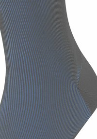 Graue gerippte Socke mit blauen Akzentlinien, mit glatter Textur und verstärktem Zehenbereich, für eine komfortable Passform entworfen.