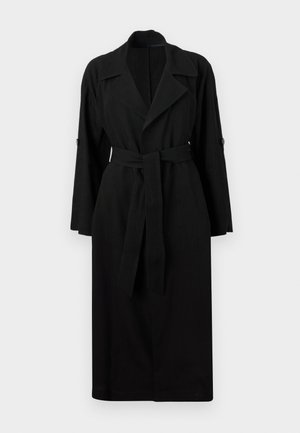 Manteau trench noir en tissu léger, avec un col, des manches longues, une ceinture à nouer à l'avant et des accents de boutons sur les manches.