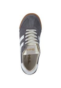 Graue Wildleder-Sneaker mit weißen Lederstreifen, beigen Schnürsenkeln und einer braunen Gummisohle. Goldenes Logo auf der Zunge. Runde Zehenform.
